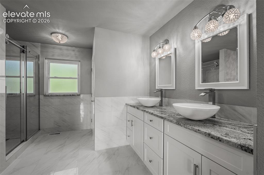 Image 16 of 50: Master Bathroom