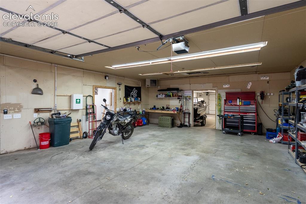 Image 45 of 50: Garage