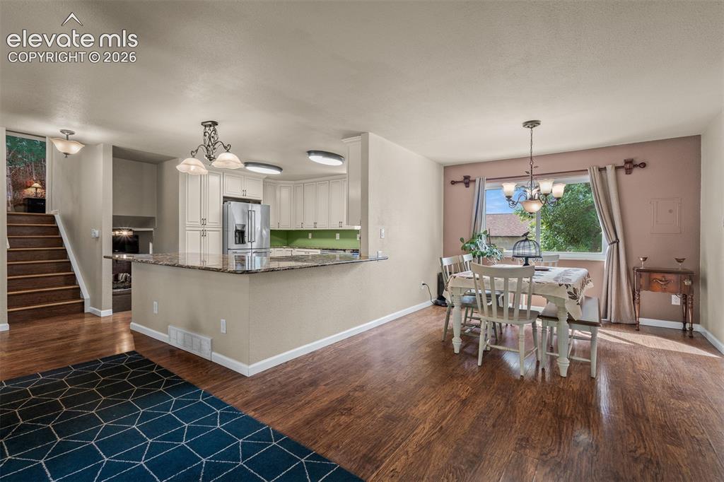Image 6 of 50: Dining Area