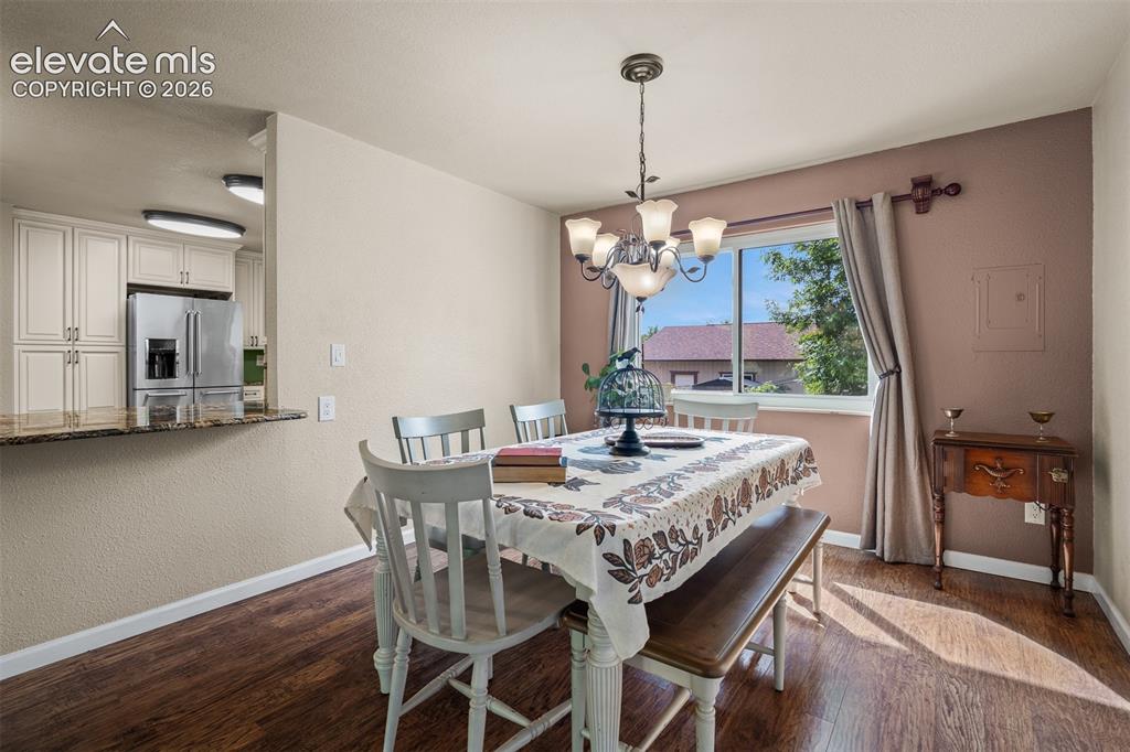 Image 7 of 50: Dining Area