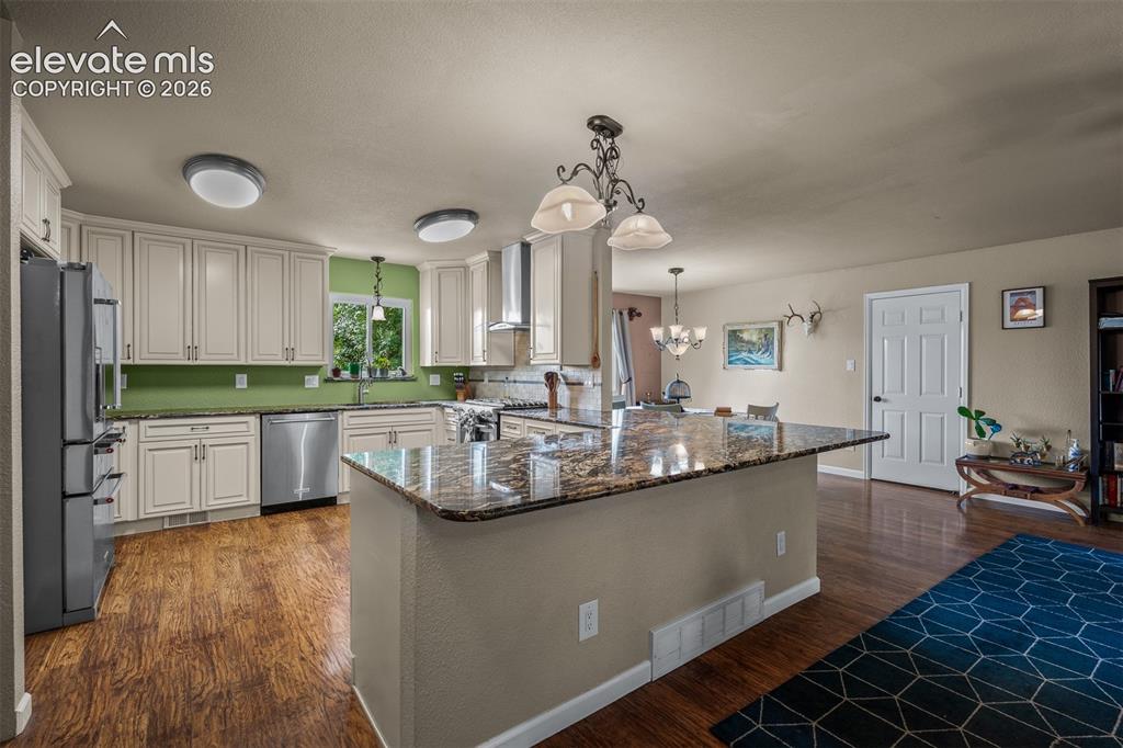 Image 8 of 50: Kitchen