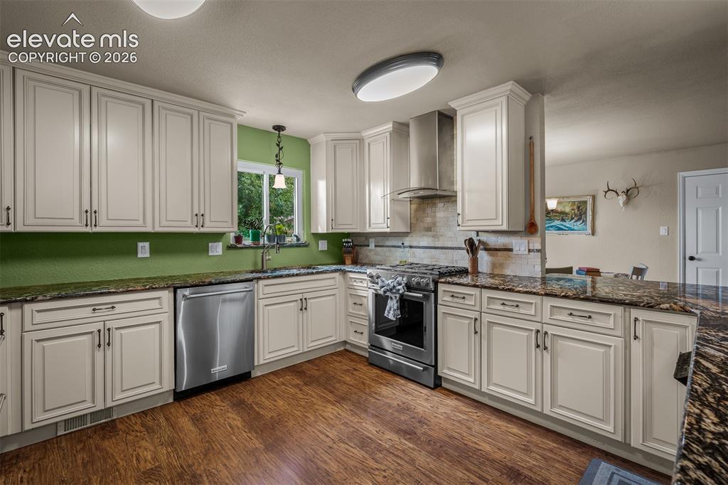 Image 9 of 50: Kitchen