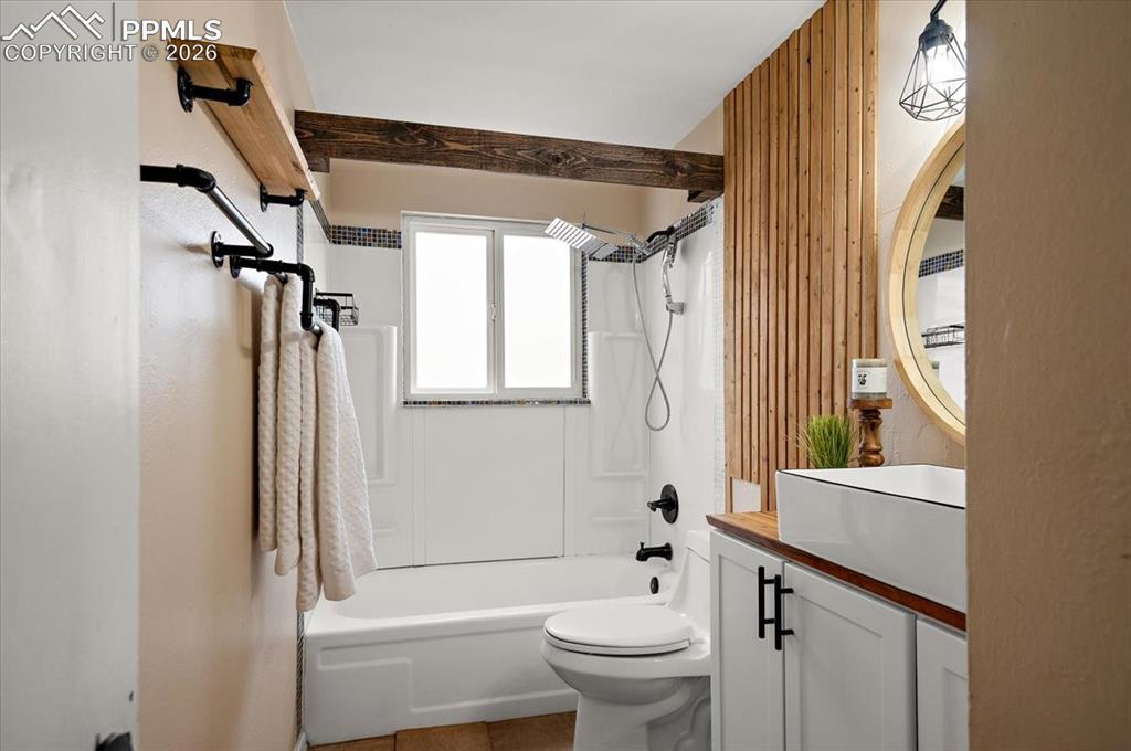 Image 10 of 21: Bathroom