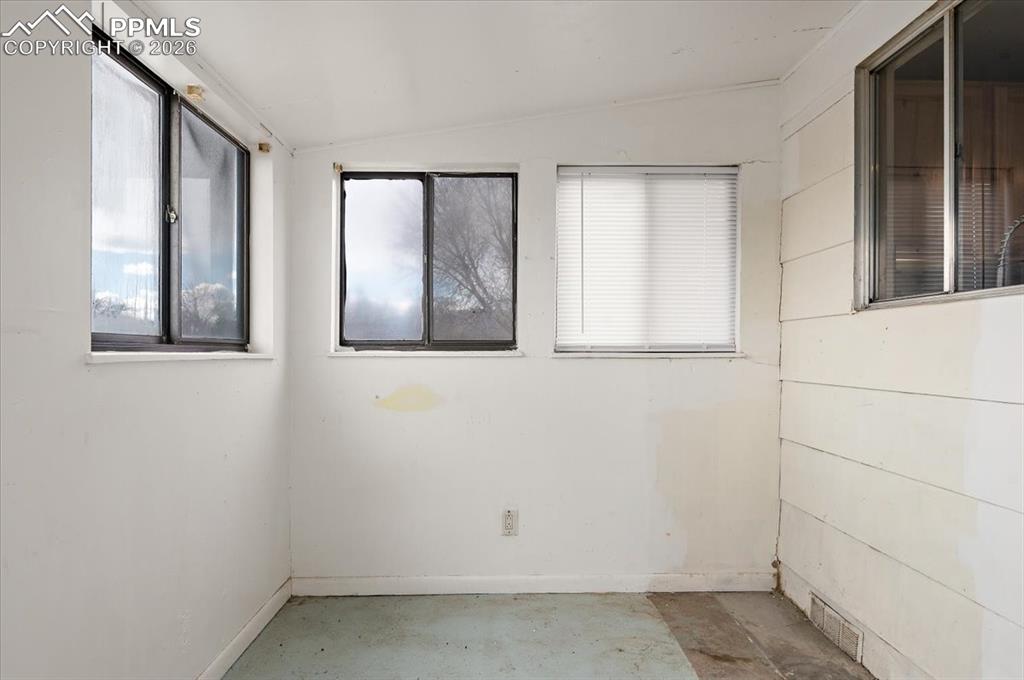 Image 15 of 21: Sunroom