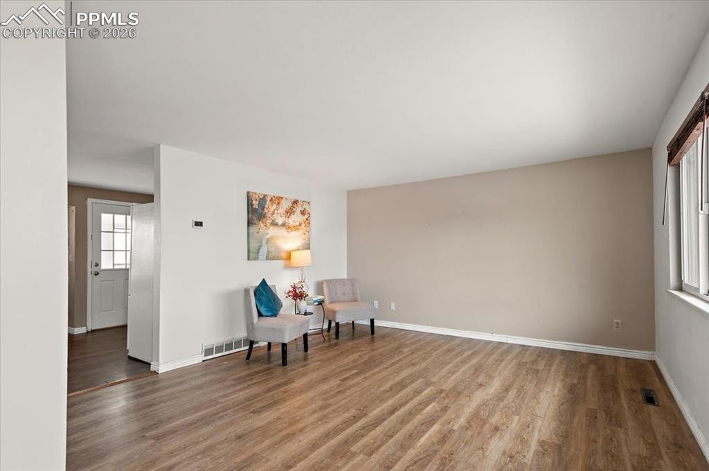 Image 3 of 21: Sitting Room