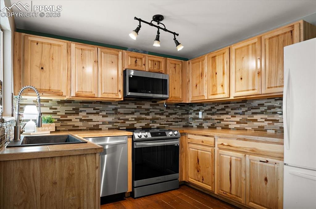 Image 4 of 21: Kitchen