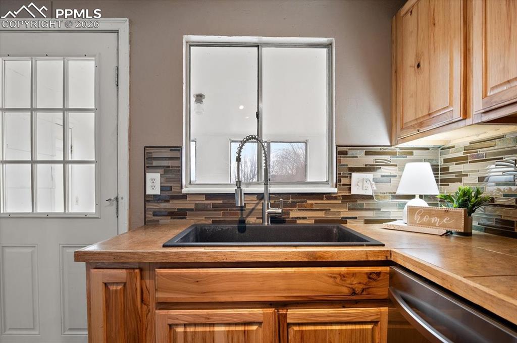 Image 5 of 21: Kitchen