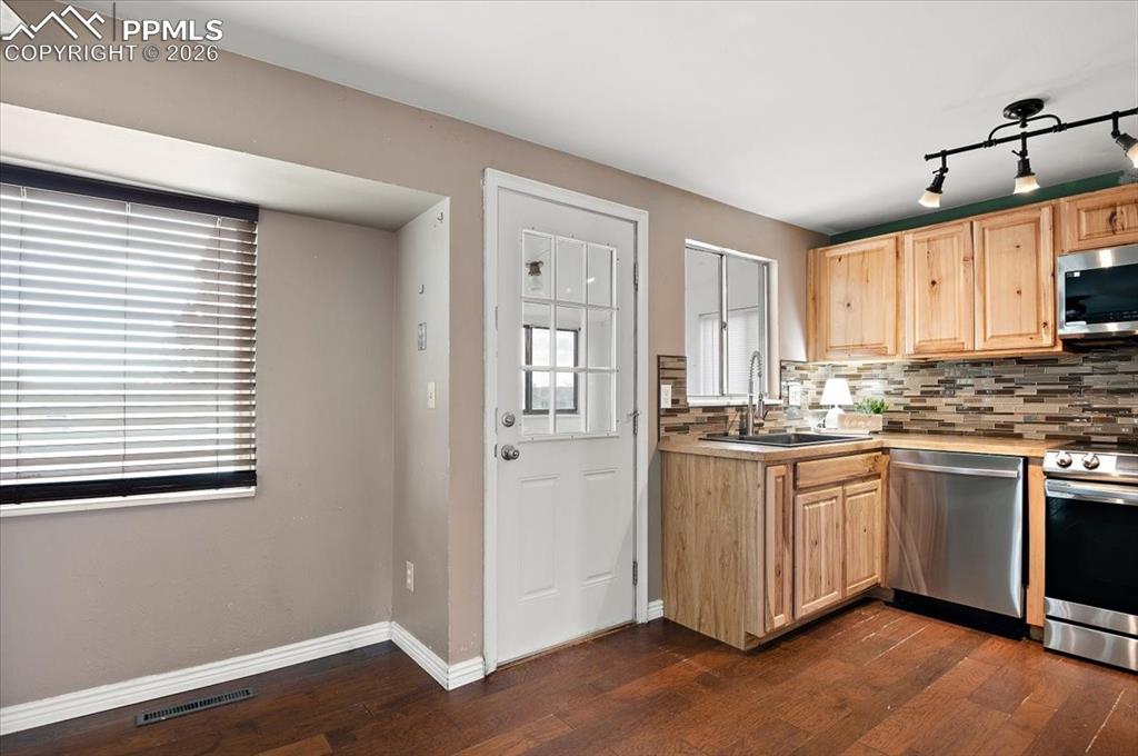 Image 6 of 21: Kitchen