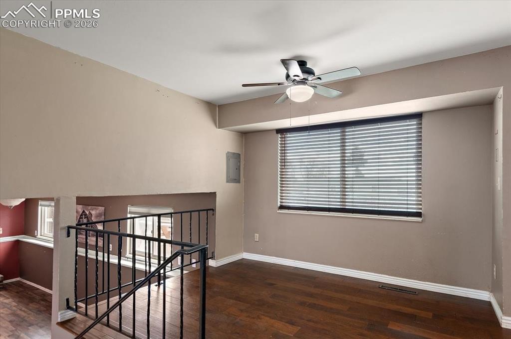 Image 7 of 21: Dining Area