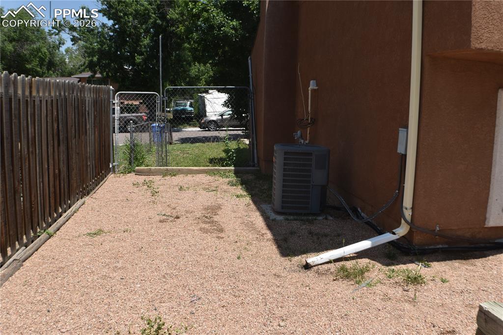 Image 36 of 40: Yard