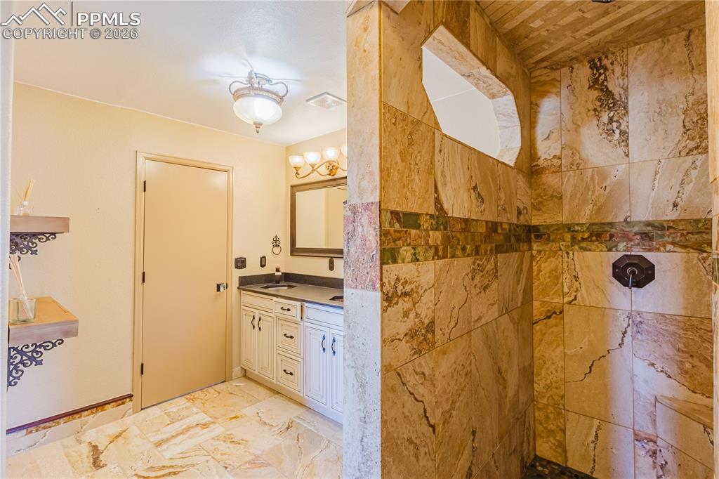 Image 18 of 32: Bathroom