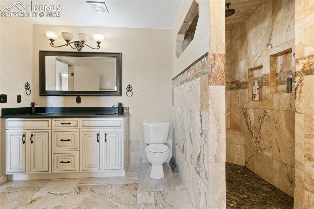 Image 19 of 32: Bathroom