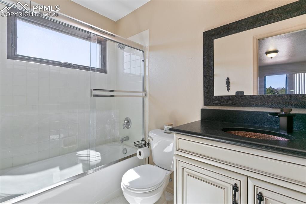 Image 21 of 32: Bathroom