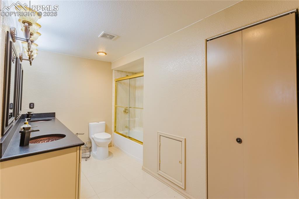 Image 25 of 32: Bathroom