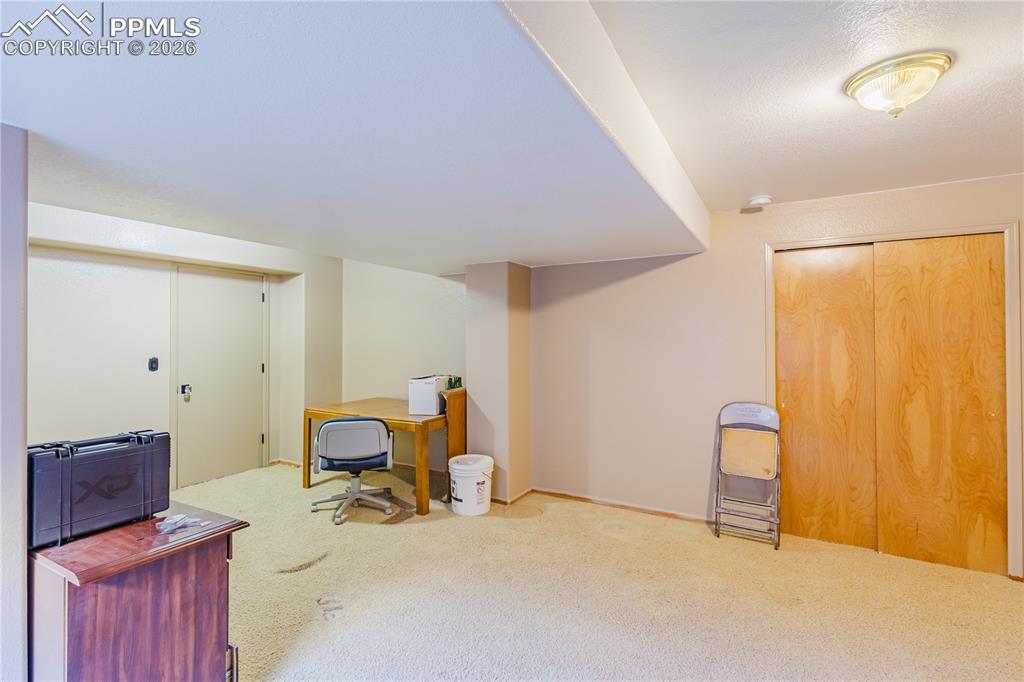 Image 29 of 32: Office