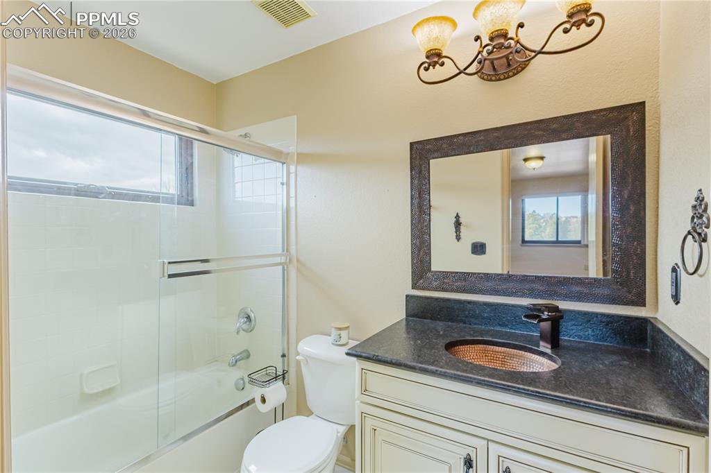 Image 30 of 32: Bathroom