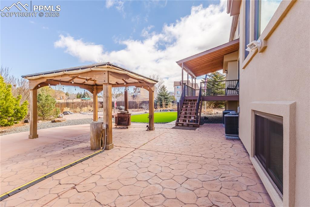 Image 31 of 32: Patio