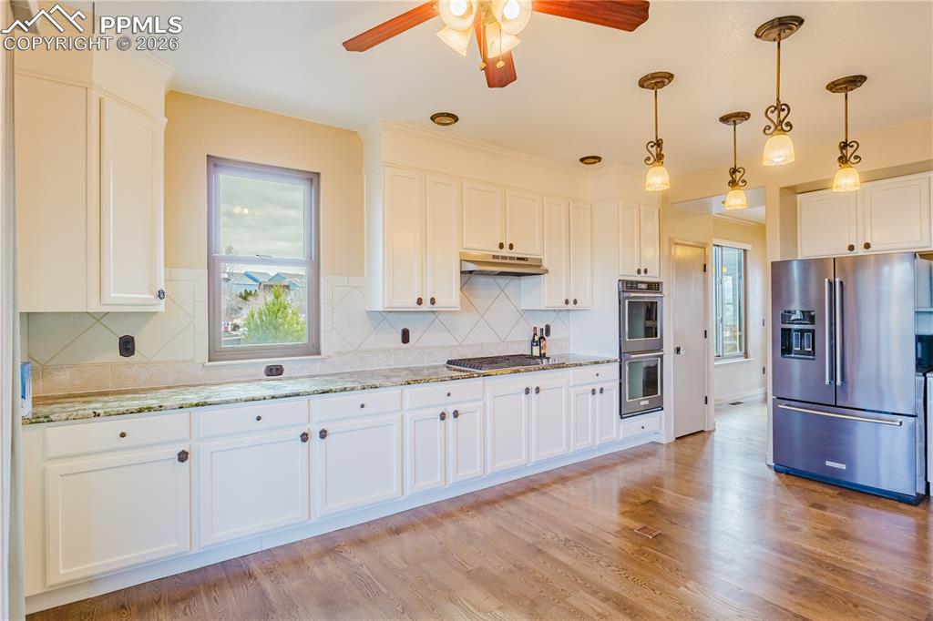 Image 6 of 32: Kitchen