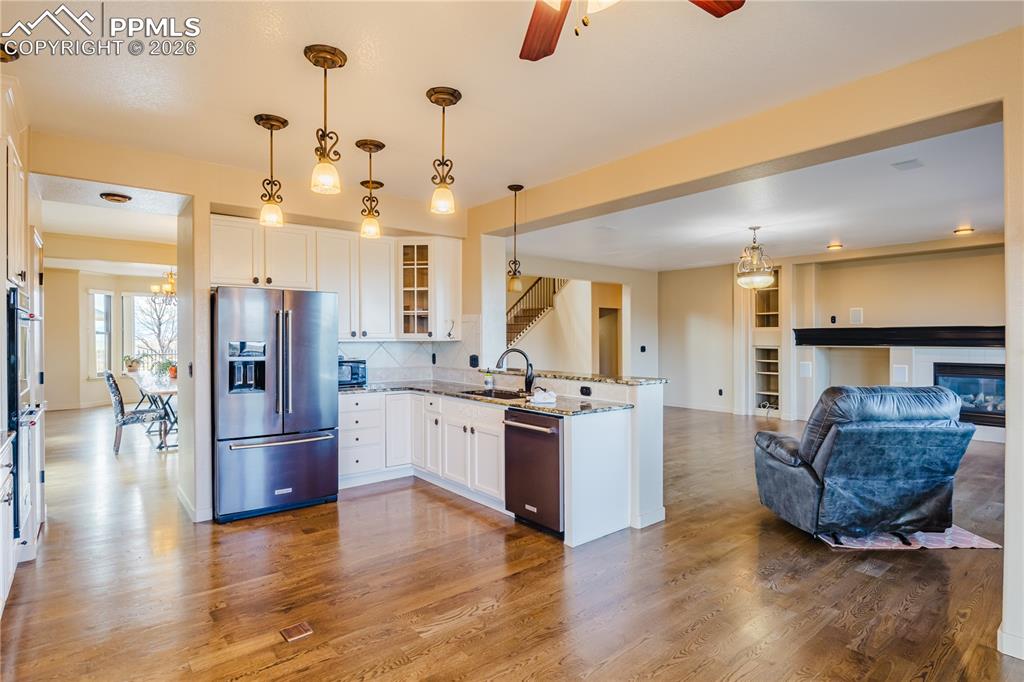 Image 7 of 32: Kitchen