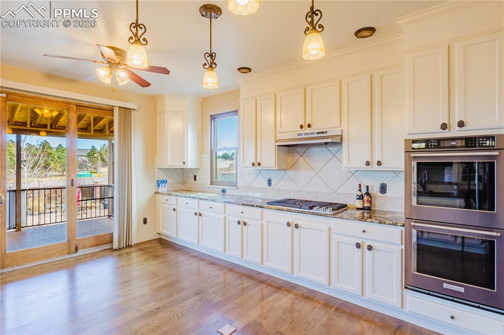 Image 9 of 32: Kitchen