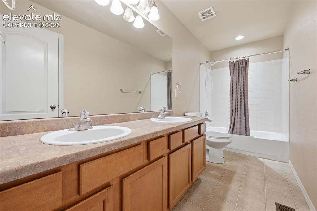 Image 33 of 42: Bathroom