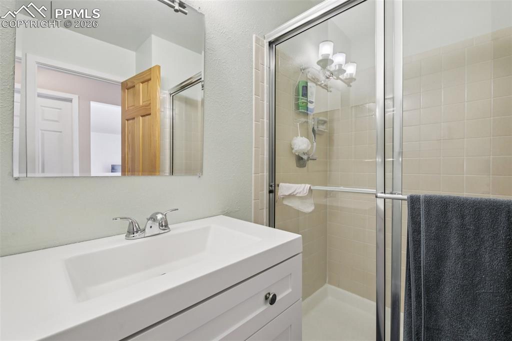 Image 23 of 45: Bathroom