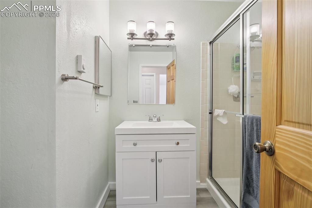 Image 24 of 45: Bathroom