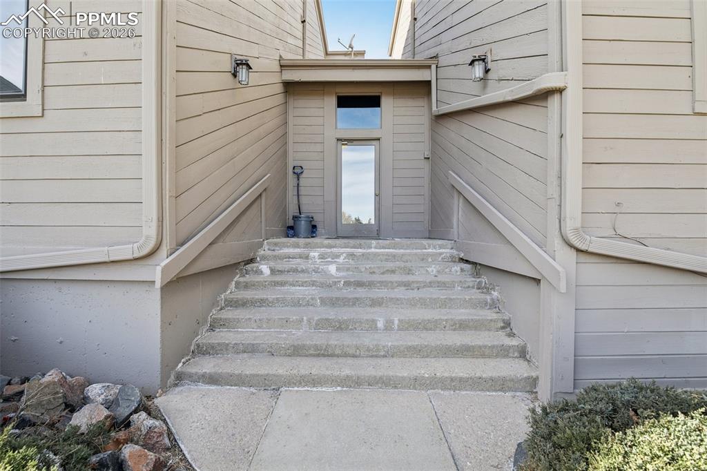 Image 29 of 45: Entryway