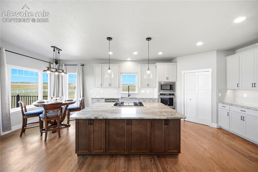 Image 10 of 50: Kitchen