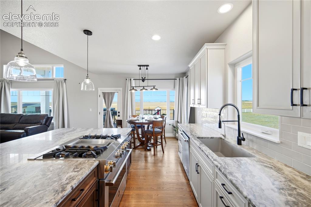 Image 11 of 50: Kitchen