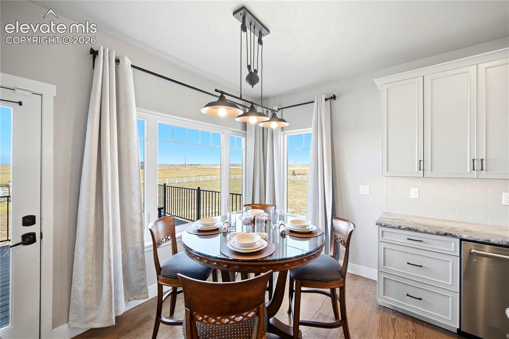 Image 14 of 50: Dining Area