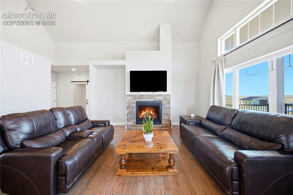 Image 16 of 50: Living Room