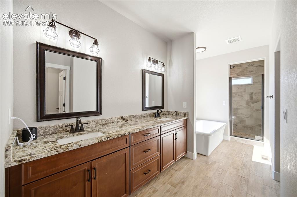 Image 19 of 50: Bathroom