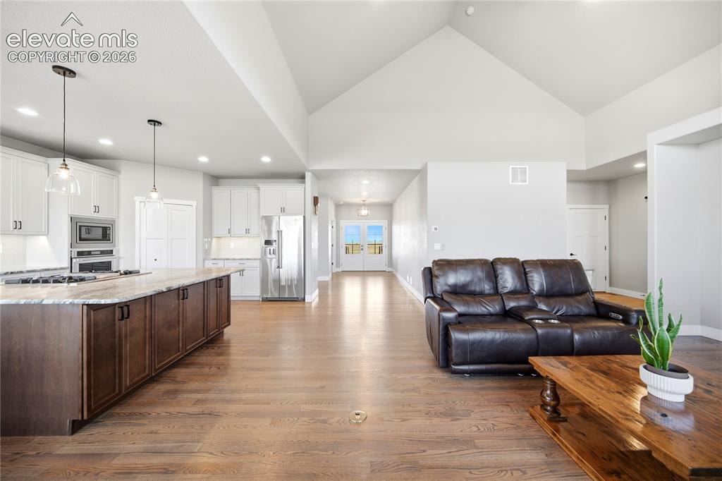 Image 8 of 50: Living Room