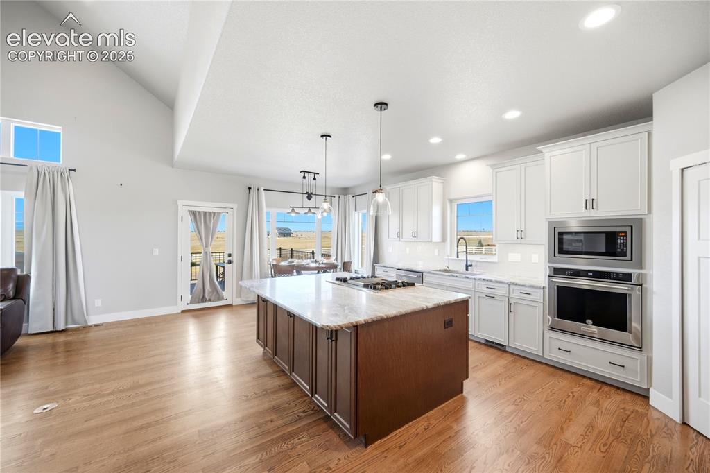Image 9 of 50: Kitchen