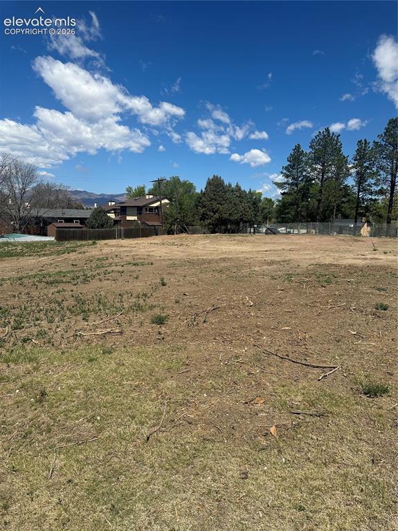 Image 2 of 3: Yard