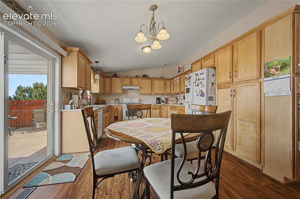 Image 17 of 50: Dining Area