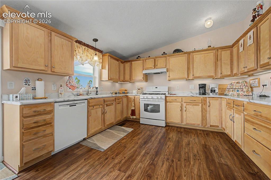 Image 18 of 50: Kitchen