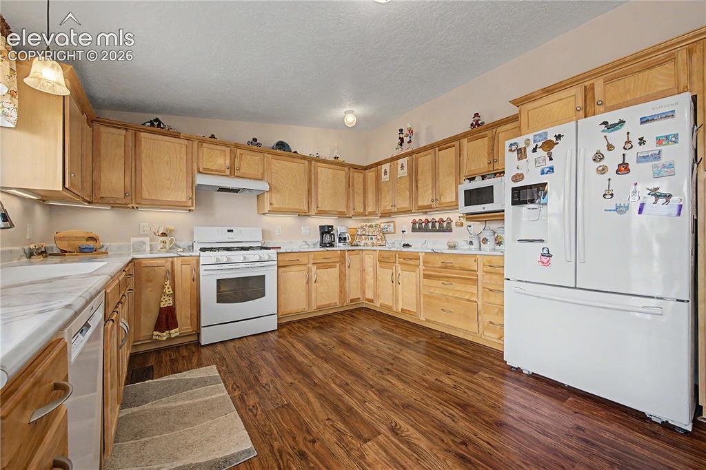 Image 19 of 50: Kitchen