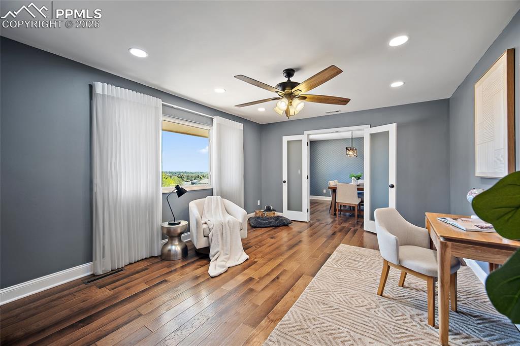 Image 12 of 50: Large office.