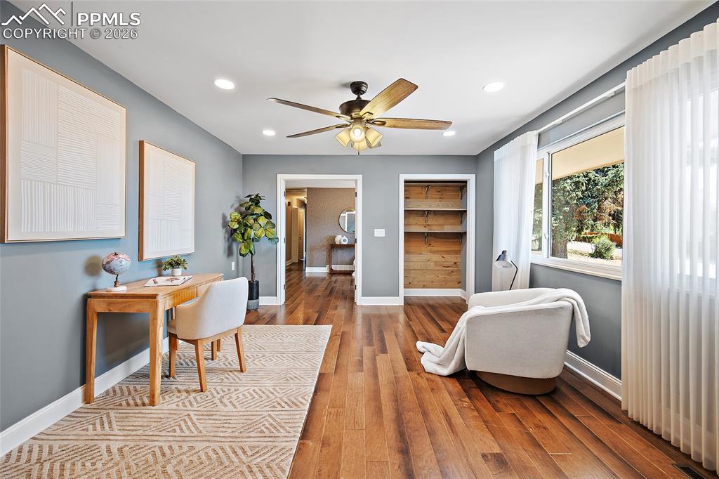 Image 13 of 50: Office.