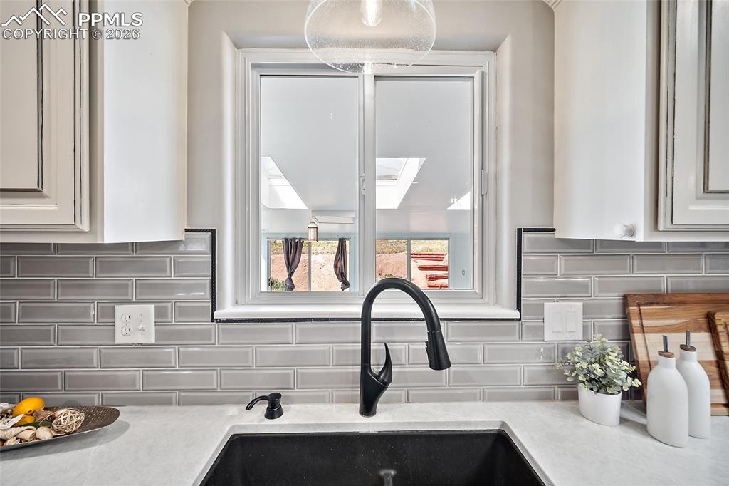 Image 18 of 50: Beautiful backsplash.