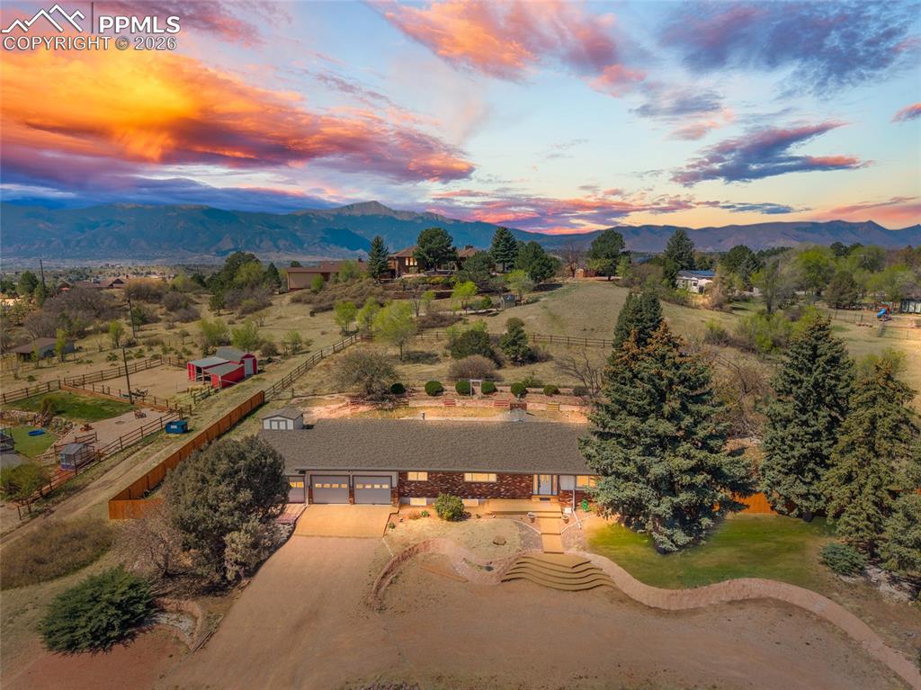 Image 2 of 50: Large sprawling ranch on over an acre.