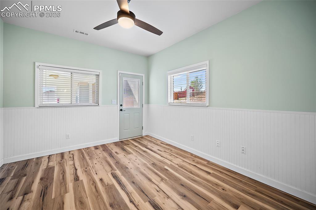 Image 22 of 50: Bonus room.