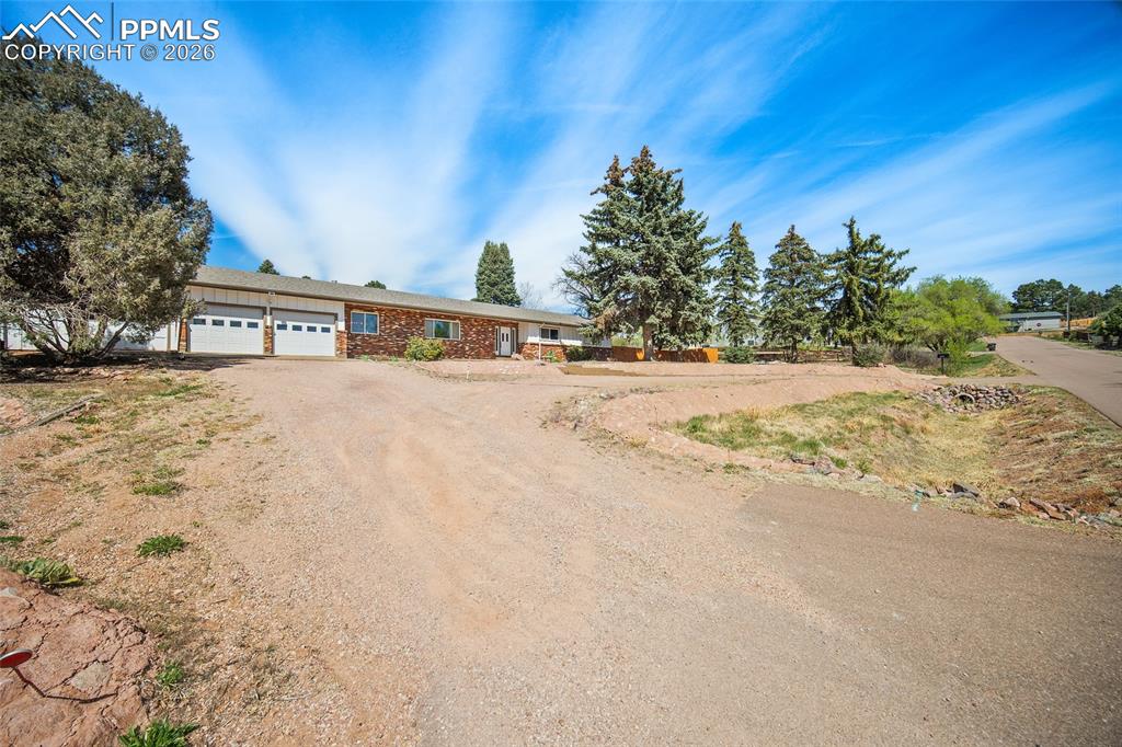 Image 39 of 50: Front driveway.