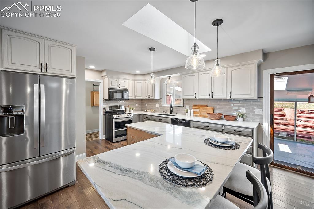 Image 4 of 50: Beautiful gourmet kitchen.