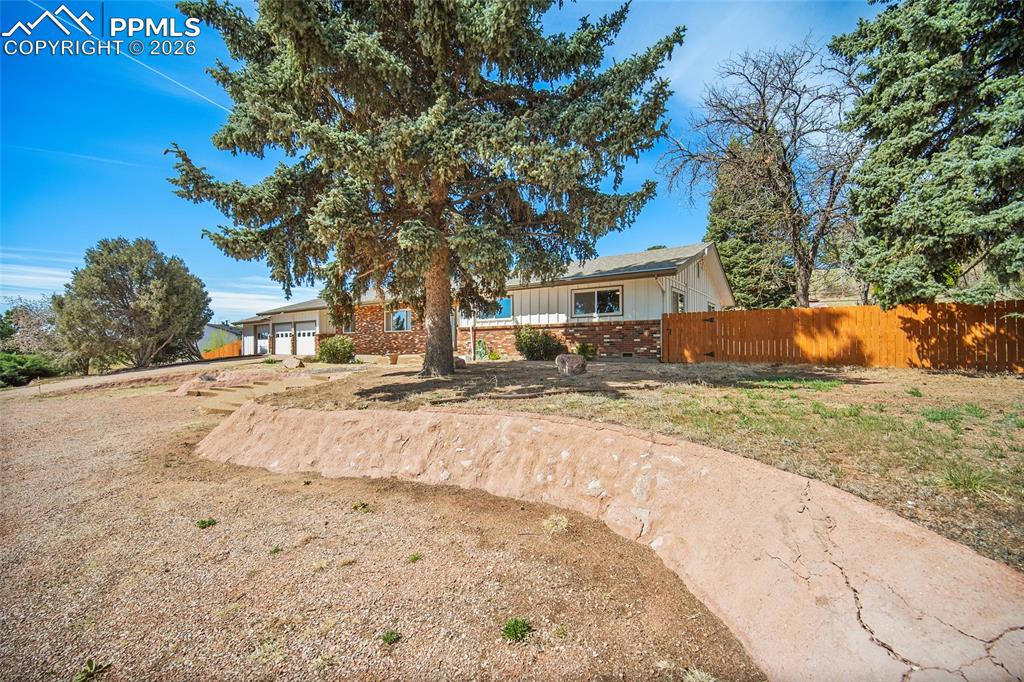 Image 41 of 50: Front yard.