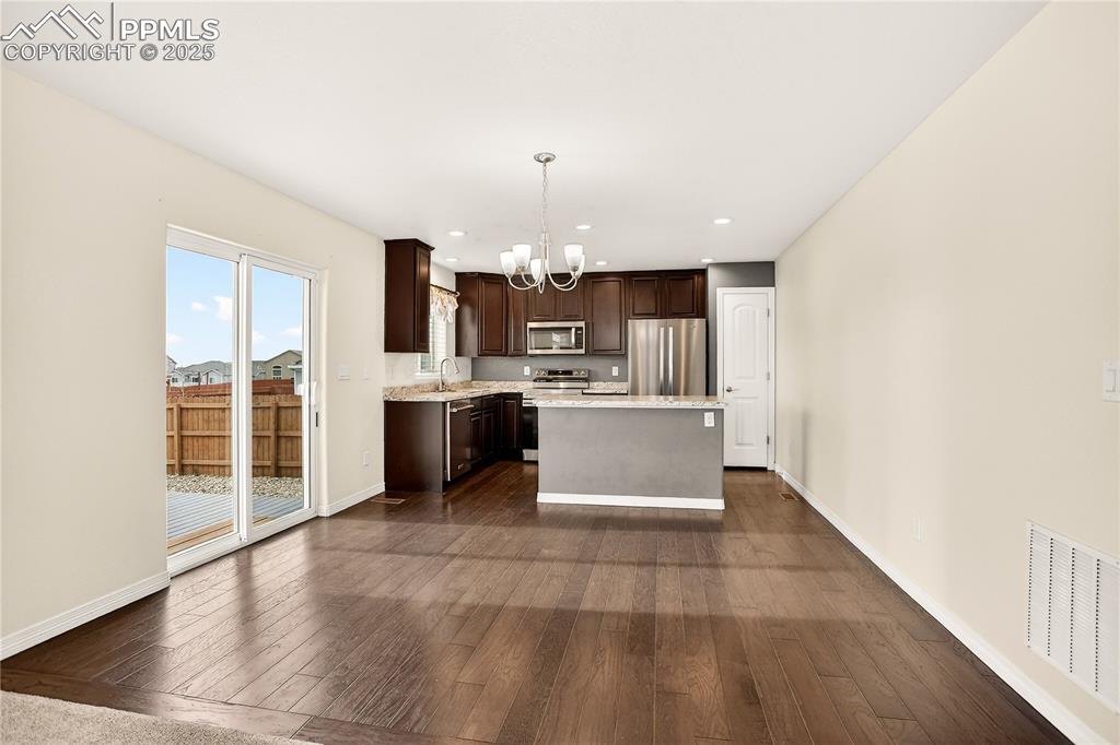 Image 5 of 24: Walk-out dining area