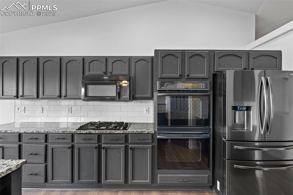 Image 13 of 49: Kitchen