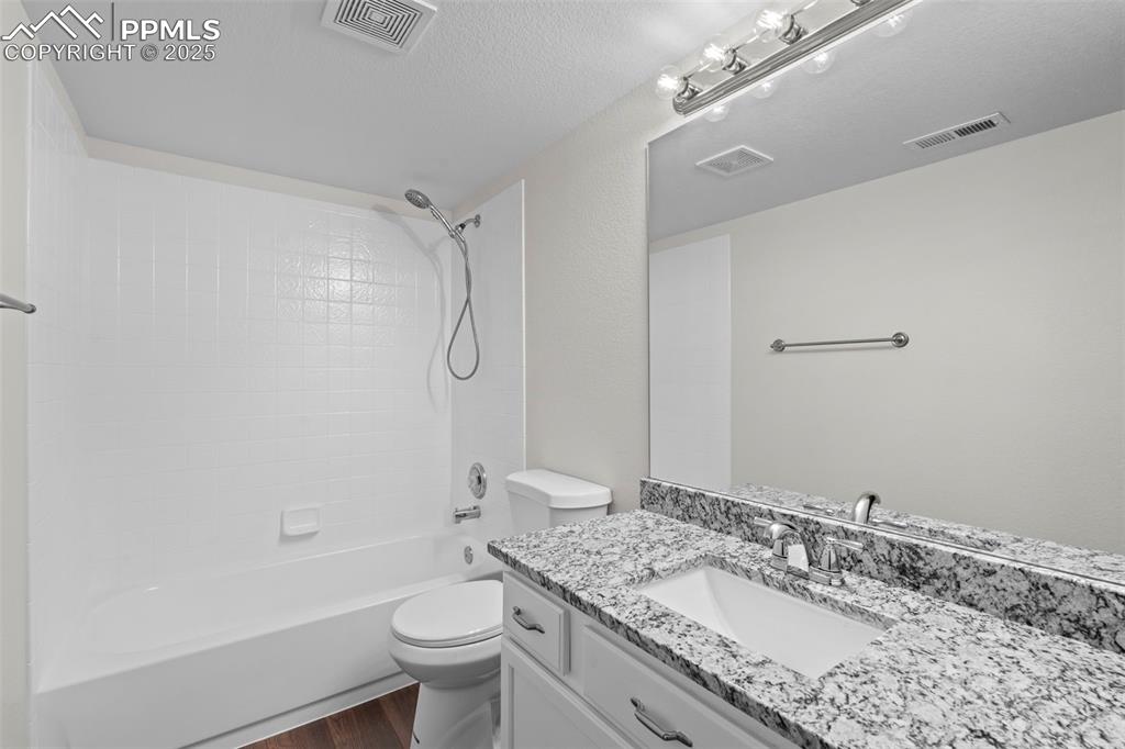 Image 34 of 49: Bathroom